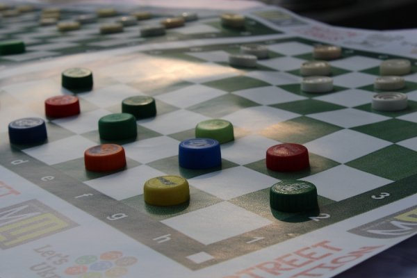 Лучани зіграли в шашки, щоб допомогти українським військовим. ФОТО