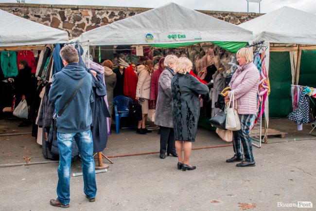 Від білизни до шикарних шуб: у Луцьку – Харківський ярмарок. ФОТО
