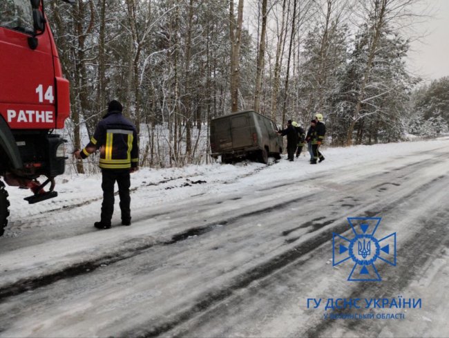 Слизька дорога: автівка Укрпошти злетіла у кювет. ФОТО