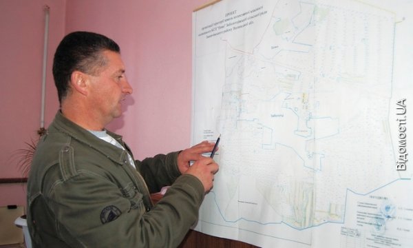 Сільський голова Олександр Конон показує, де шукатимуть сланцевий газ