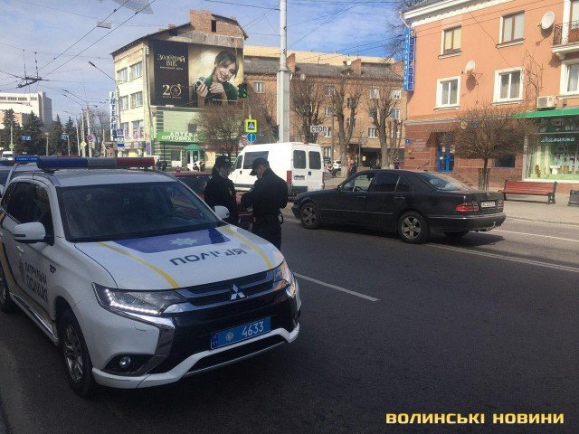 У центрі Луцька затримали водія, який «кидався» на патрульних: він викликав підмогу