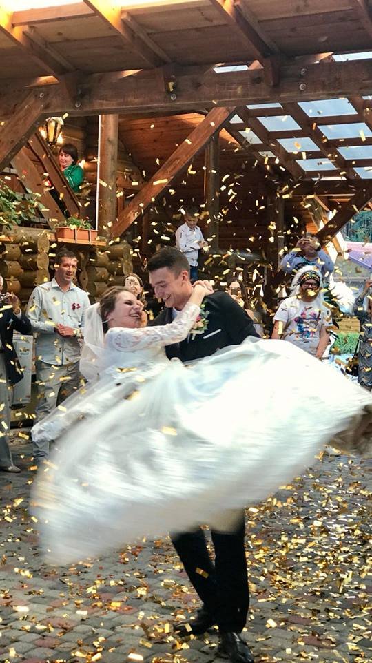 Волинський телеведучий побрався зі співачкою. ФОТО. ВІДЕО