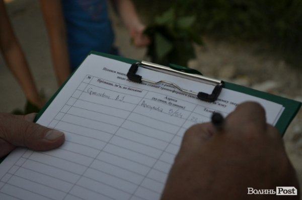 Лучани протестують проти військової техніки. ФОТО 