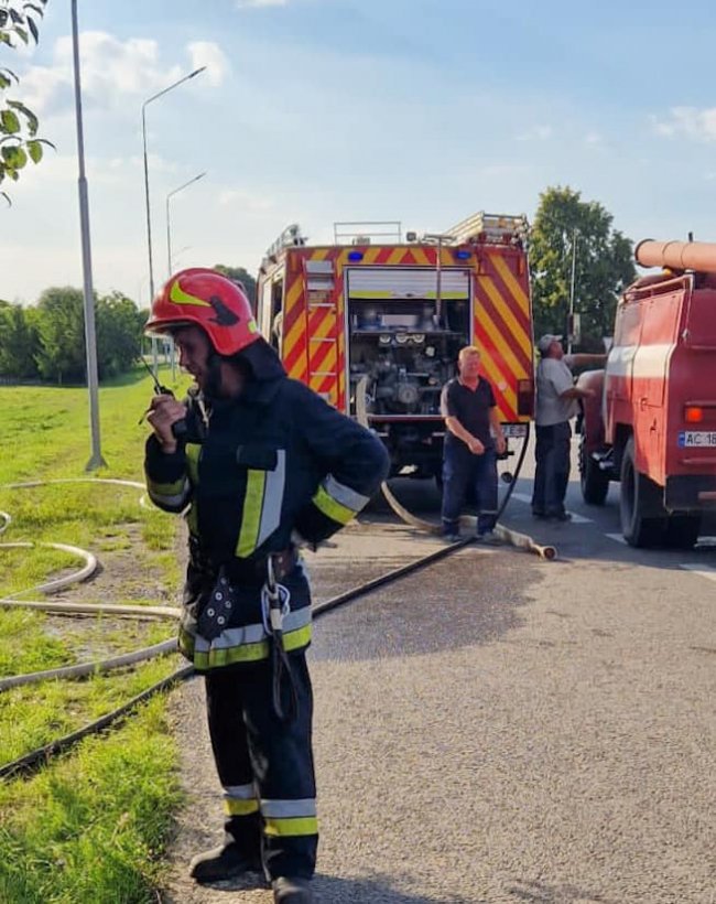 На Волині горів житловий будинок: врятували людину. ФОТО