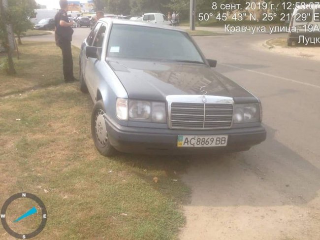 На луцьких водіїв, які паркуються на тротуарах, склали протоколи. ФОТО