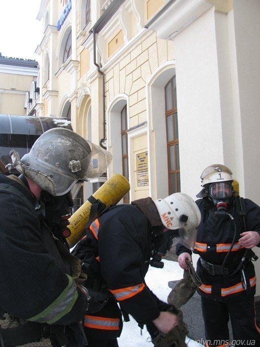 Пожежники тренувалися гасити залізничний вокзал Луцька. ФОТО