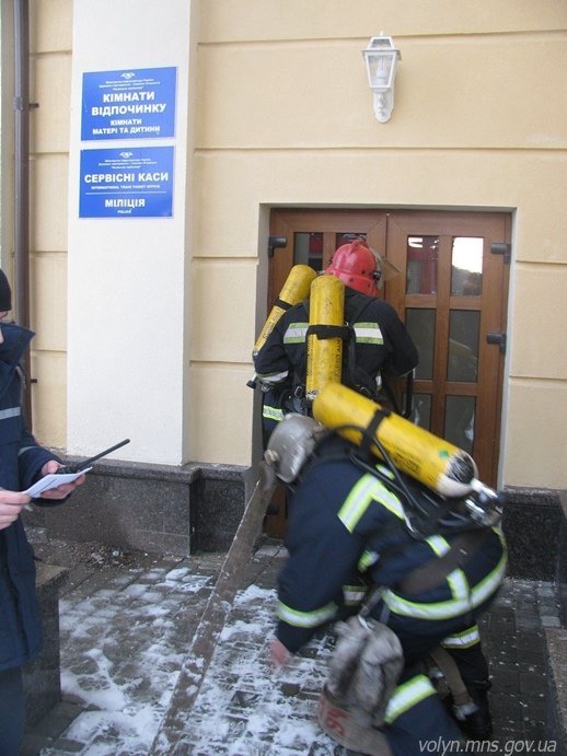 Пожежники тренувалися гасити залізничний вокзал Луцька. ФОТО