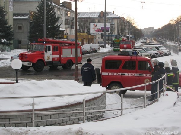 Пожежники тренувалися гасити залізничний вокзал Луцька. ФОТО