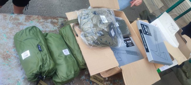 Через «Устилуг» намагались приховано провезти 32 ножі та спецодяг