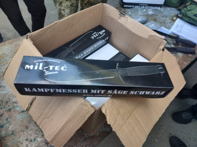 Через «Устилуг» намагались приховано провезти 32 ножі та спецодяг