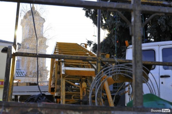 Новий Рік приходить: Луцькі ялинки прикрашають