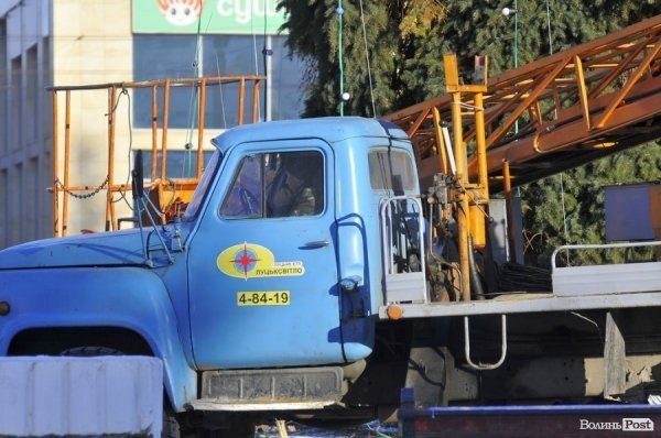 Новий Рік приходить: Луцькі ялинки прикрашають