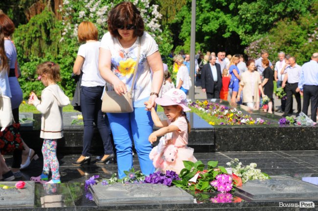 З маками і трояндами: у Луцьку відзначили річницю перемоги над нацизмом. ФОТО