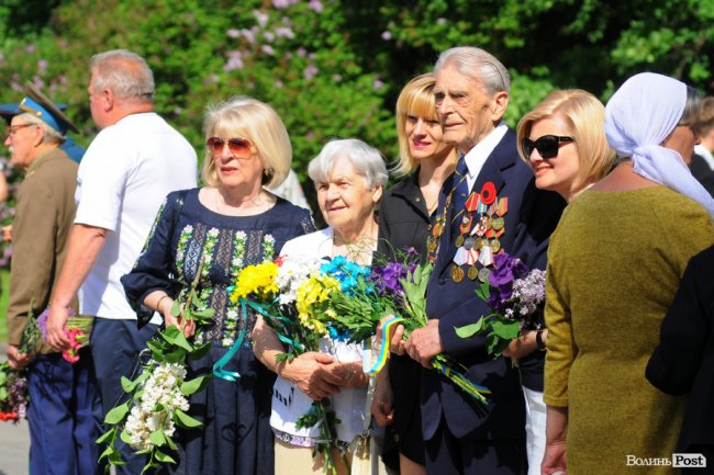 З маками і трояндами: у Луцьку відзначили річницю перемоги над нацизмом. ФОТО