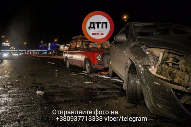 Потрійна аварія в Києві: зупинився допомогти і потрапив під колеса