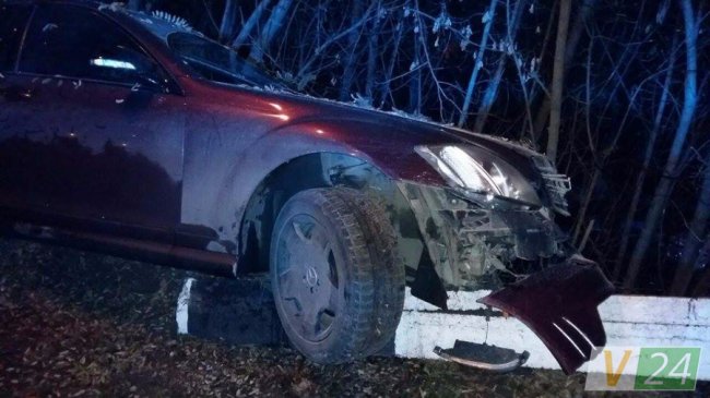 У Луцьку п'яний водій на Mercedes ледь не злетів з моста