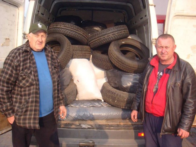 Шини, буржуйка та передачки: волинський волонтер везе бійцям гостинці