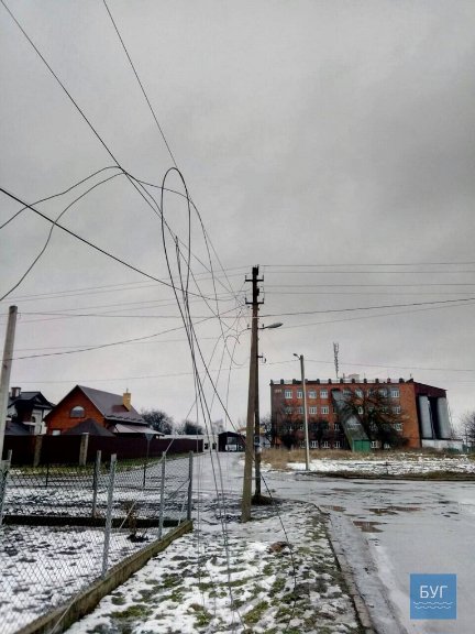 Аварія в Нововолинську: автобус зніс опору. ФОТО