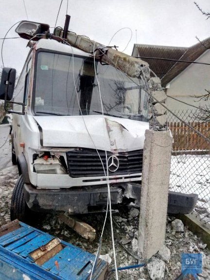 Аварія в Нововолинську: автобус зніс опору. ФОТО