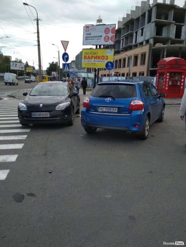 Біля луцького РАЦСу зіткнулися дві автівки