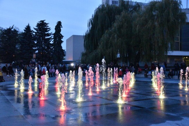 У Луцьку влаштували перший повноцінний запуск головного фонтану міста. ФОТО 
