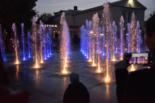 У Луцьку влаштували перший повноцінний запуск головного фонтану міста. ФОТО 