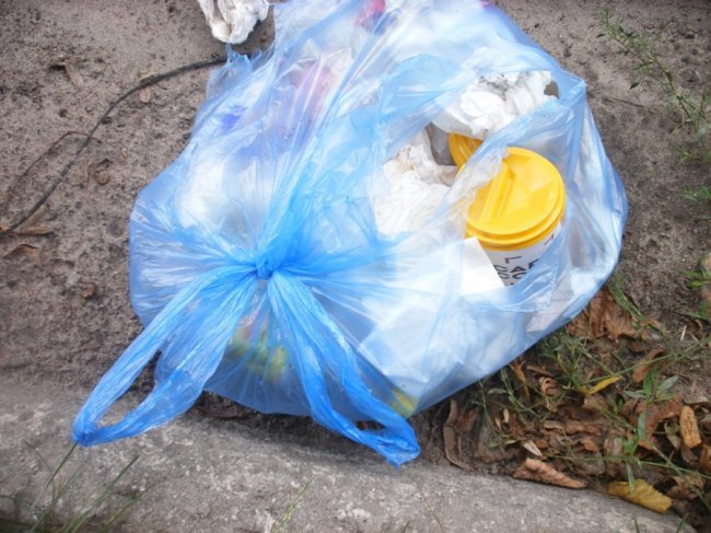 У Ковелі газон закидали сміттям і підгузками. ФОТО