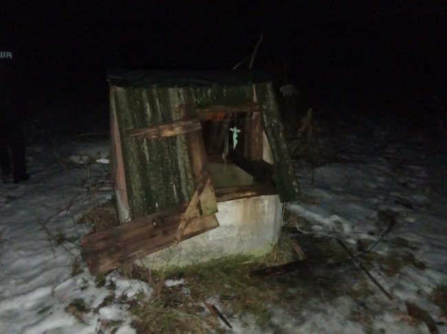 На Рівненщині рятувальники витягли з колодязя тіло чоловіка. ФОТО