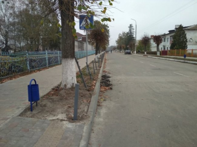 У селищі на Волині біля ліцею встановлюють турнікети. ФОТО