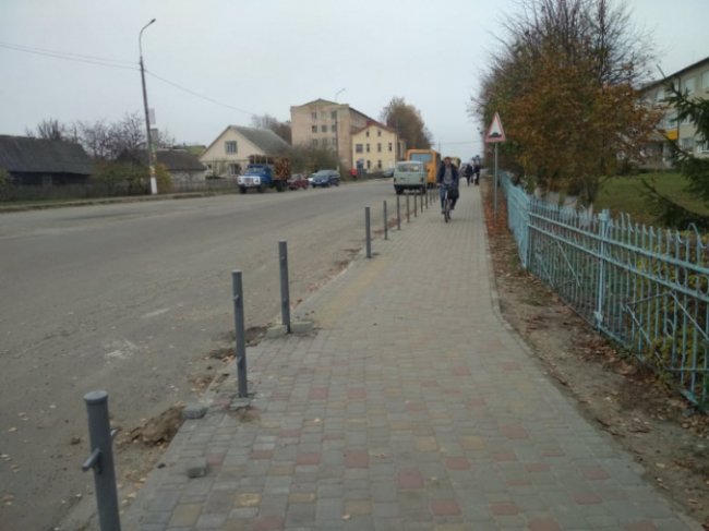 У селищі на Волині біля ліцею встановлюють турнікети. ФОТО