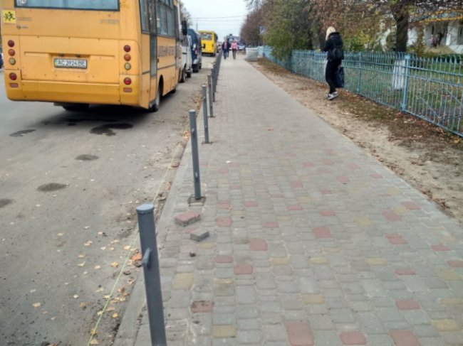 У селищі на Волині біля ліцею встановлюють турнікети. ФОТО