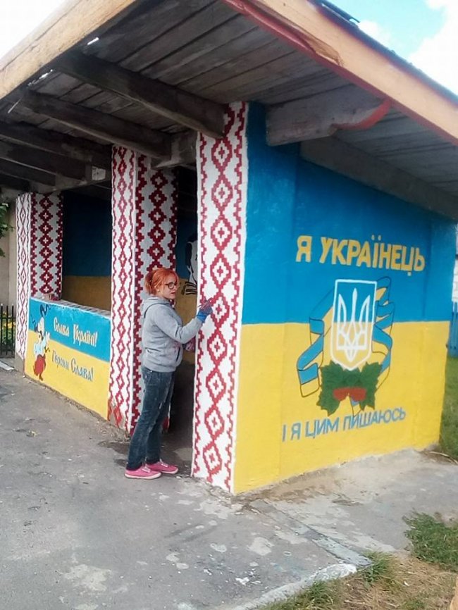 «Я українець і я цим пишаюся»: у селі на Волині розмалювали автобусну зупинку. ФОТО