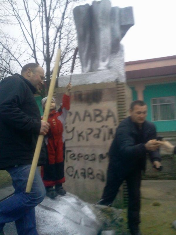 «Ленін, гудбай»: повалені ідоли на Волині. ФОТО