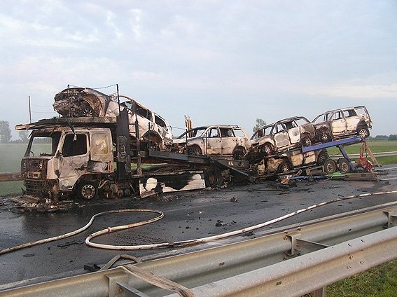 У ДТП згоріли 2 фури та 5 нових авто. ФОТО