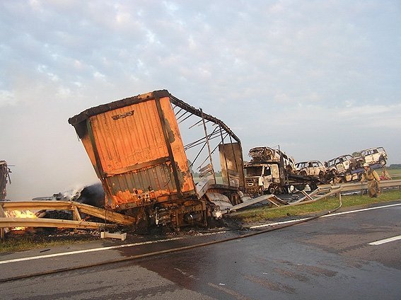 У ДТП згоріли 2 фури та 5 нових авто. ФОТО