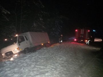 Чотири автівки на Волині витягли з кюветів та крижаних пасток