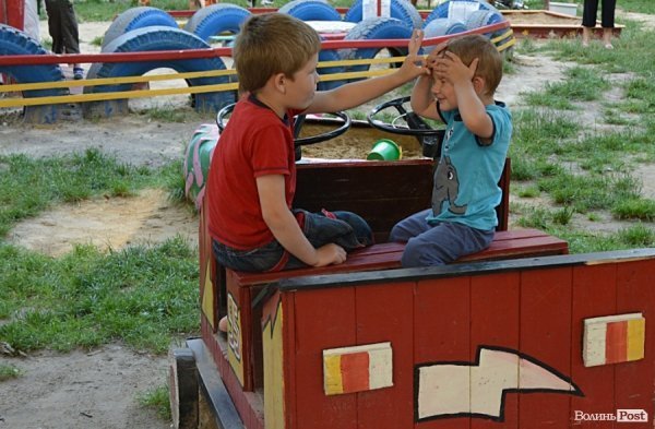 У Луцьку відремонтували тротуари, а в дворах залишили діри в асфальті. ФОТО