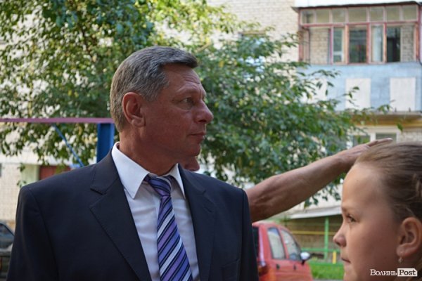 У Луцьку відремонтували тротуари, а в дворах залишили діри в асфальті. ФОТО