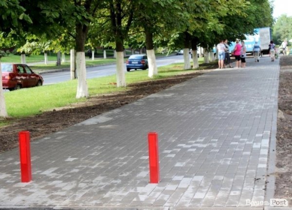 У Луцьку відремонтували тротуари, а в дворах залишили діри в асфальті. ФОТО