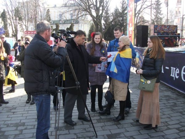 Луцькі мами влаштували антивоєнну акцію. ФОТО