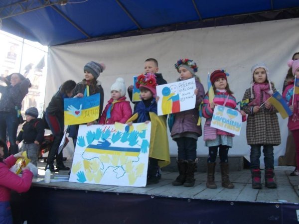 Луцькі мами влаштували антивоєнну акцію. ФОТО