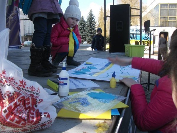 Луцькі мами влаштували антивоєнну акцію. ФОТО