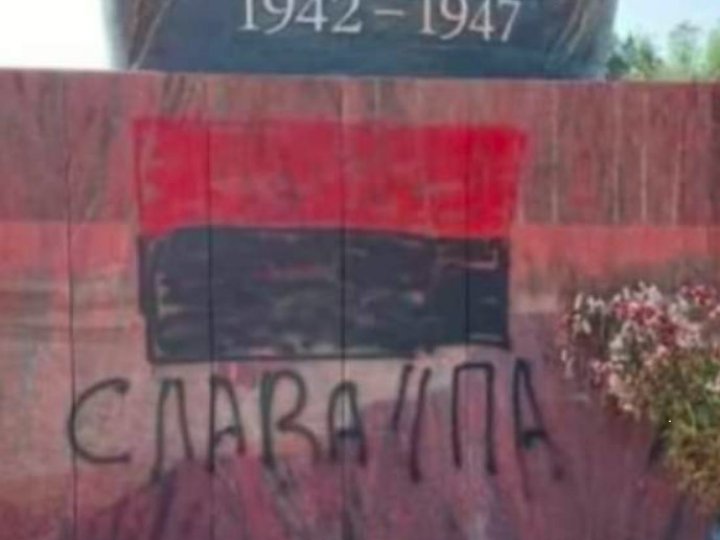 У Польщі вандали розмалювали пам’ятник жертвам Волинської трагедії