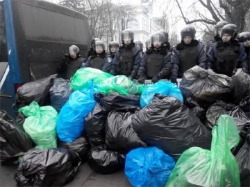 У Києві правоохоронців «завалили» сміттям. ФОТО