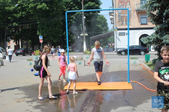 Як у Нововолинську освіжаються під вуличним душем. ФОТО