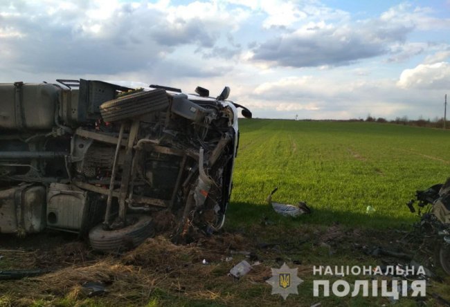 У спричиненні аварії, в якій загинув чоловік з двома дітьми, підозрюють водія вантажівки: його затримали