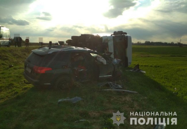 У спричиненні аварії, в якій загинув чоловік з двома дітьми, підозрюють водія вантажівки: його затримали