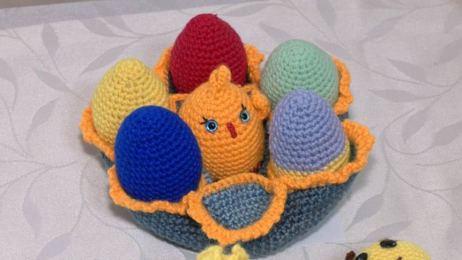 Волонтерка з Луцька створює колекцію в'язаних виробів до Великодня