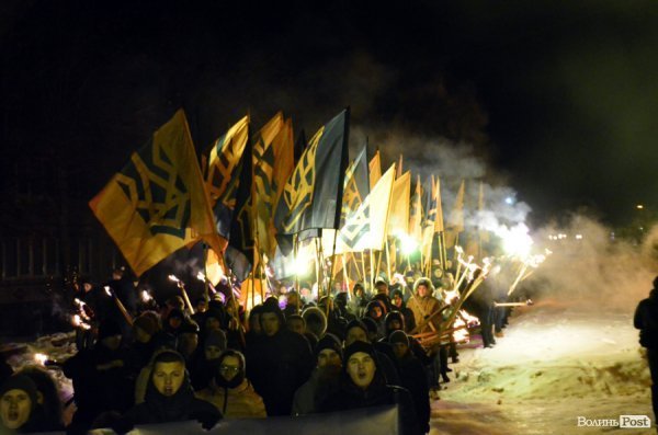 Вогонь та пам'ять: Маневичами пройшла смолоскипна хода на честь Героя
