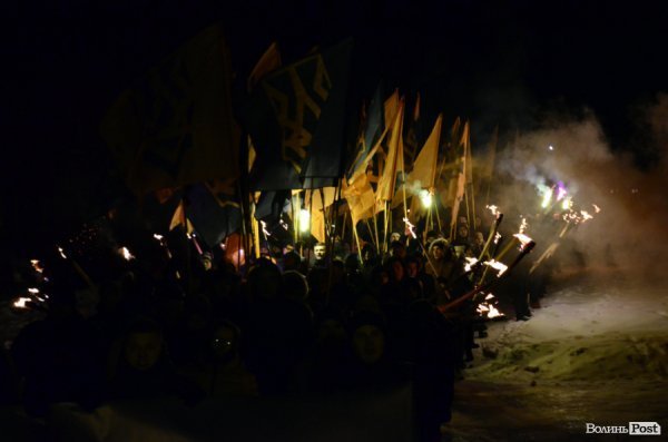 Вогонь та пам'ять: Маневичами пройшла смолоскипна хода на честь Героя